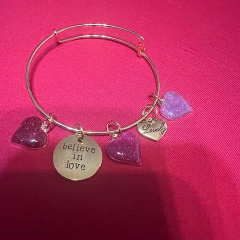 "Believe in Love" Heart Charm Bangle – Romantic Glitter Bracelet